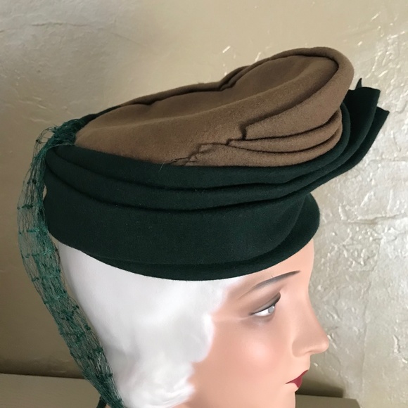 DISTINGUISHED 1940s TAUPE & GREEN FELT TURBAN WITH LONG GREEN VEILING - Picture 8 of 14